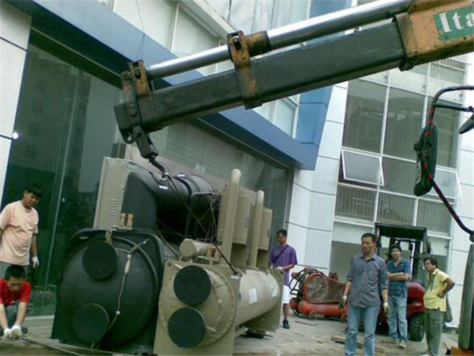 珠山区随车吊和汽车吊的核心区别是什么？哪种更省钱？